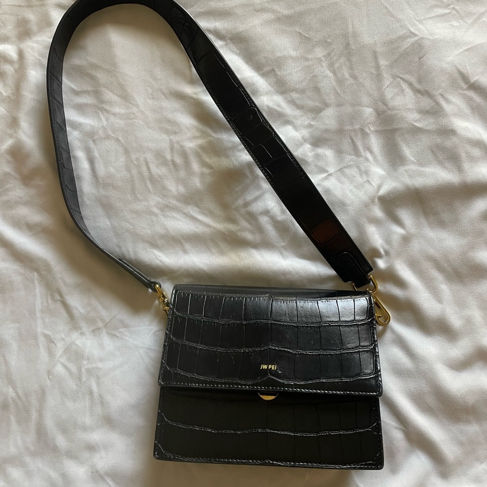 Black shoulder bag perfect for every day